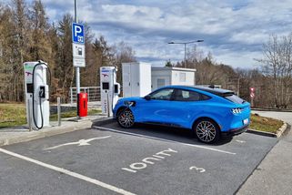 Když síť nestíhá, vypněte nabíjení elektromobilů. Nizozemci řeší problém, který může čekat i další země